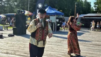 Петр и Марина Суховы наполнили Мирный песнями в честь основания космодрома Плесецк и Дня города
